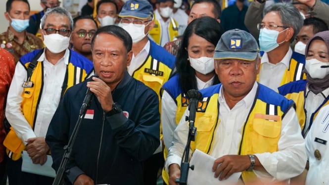 Menpora RI Zainudin Amali bersama Menteri PUPR Basuki Hadimuljono meninjau Stadion Kanjuruhan, Kamis (13/10).