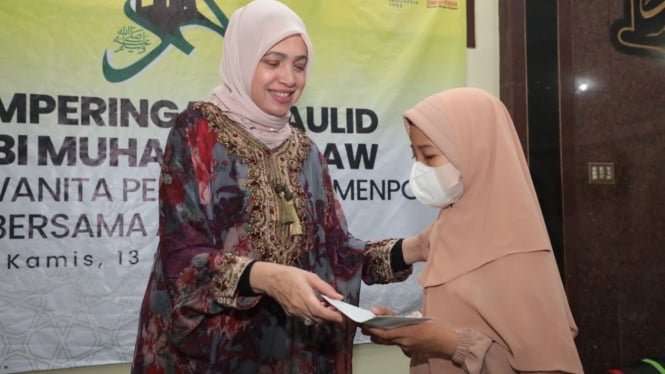 Penasihat Dharma Wanita Persatuan (DWP) Kemenpora Nadiah Zainudin Amali beserta jajaran memperingati Maulid Nabi Muhammad SAW 2022 di Masjid Pemuda Al Muwahidin Kemenpora, Kamis (13/10).