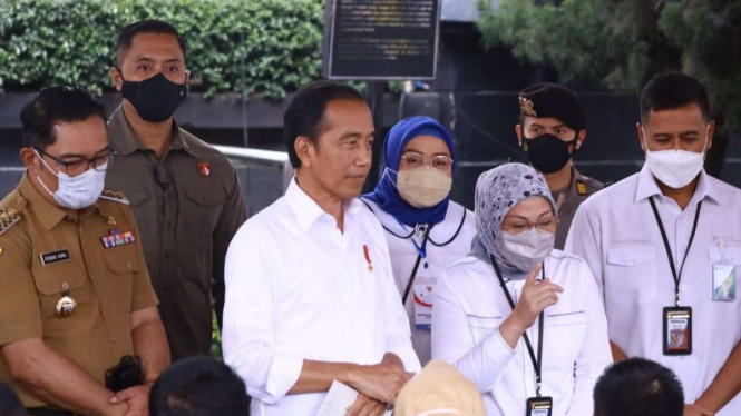 Jokowi bagikan BSU di Jawa Barat.