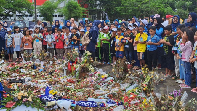 Puluhan siswa memanjatkan doa bersama untuk seluruh korban tragedi Kanjuruhan.