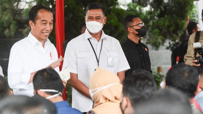 Presiden Joko Widodo meninjau penyaluran BSU peserta BPJS Ketenagakerjaan