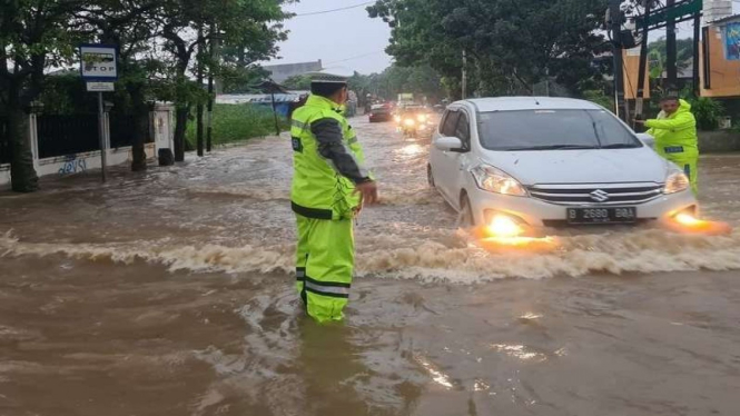 Banjir di exit tol Meruya