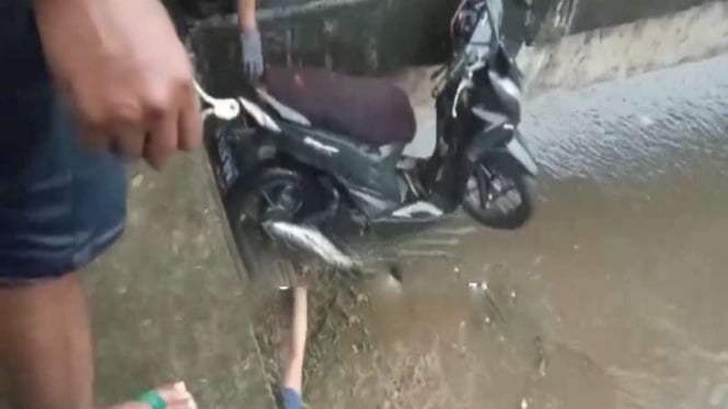 Seorang wanita tenggelam bersama motornya di Kali Cengkareng Drain.