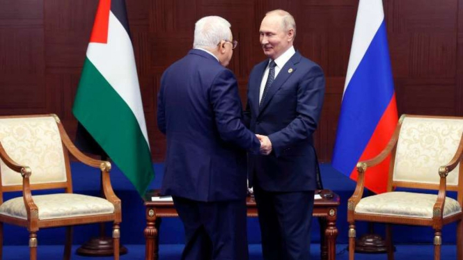 Presiden Rusia Vladimir Putin dan Presiden Palestina Mahmoud Abbas di Astana