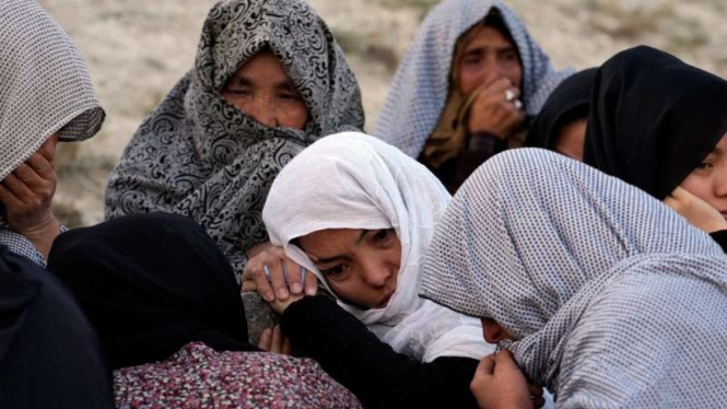 Para perempuan Hazara menangisi korban tewas bom bunuh diri di pusat pendidikan 