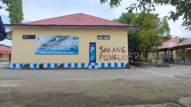 Mako Polres Luwu, Sulawesi Selatan, Dipenuhi Coretan Bertulis Sarang Korupsi.