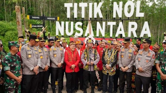 Kapolri bersama Majelis Adat Dayak Nasional di titik 0 kilometer IKN Nusantara