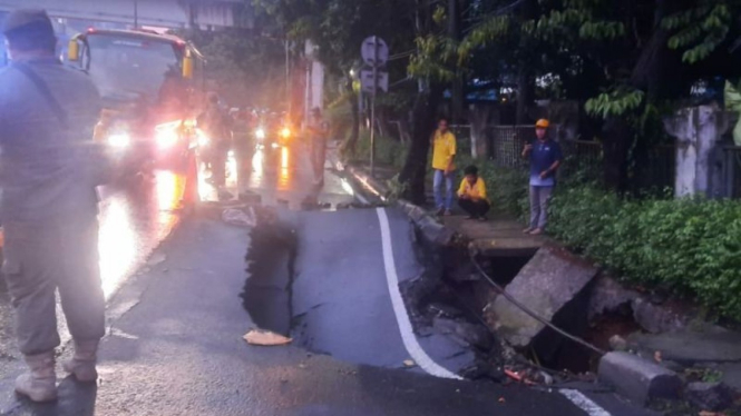 Kondisi bagian jalan yang amblas di Jalan RA Katini, Cilandak Barat, Jakarta.