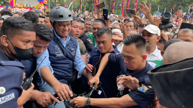 Anies Rasyid Baswedan menemui warga di halaman Pendopo Balai Kota DKI Jakarta pa