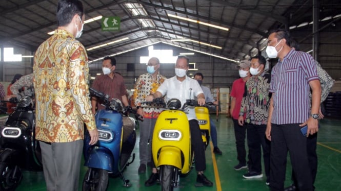 VIVA Otomotif: Menperin Agus Gumiwang berkunjung ke pabrik motor listrik Viar.