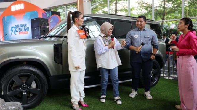 Direktur Consumer Banking BNI Corina Leyla Karnalies (tengah kiri) Ayu Dewi (kiri), Sigi Wimala (kanan), dan Milenial BNI (tengah kanan) berbincang di depan grand prize Land Rover Defender 110 dalam Program Gelegar Rejeki BNI #GaPakeNanti, Minggu (16/10).