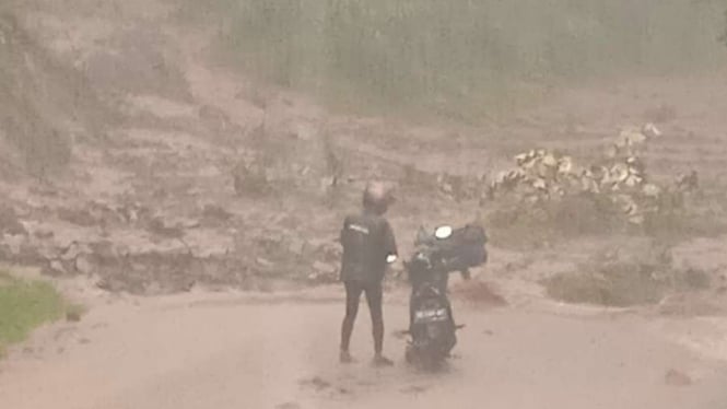 Banjir membuat akses di Senggigi terputus.