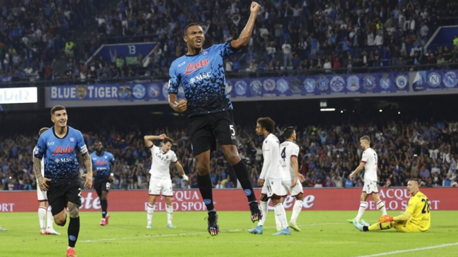 Napoli merayakan gol ke gawang Bologna