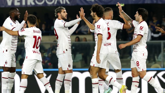 AC Milan merayakan gol ke gawang Verona