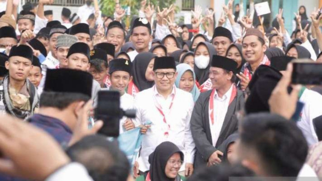Ketua Umum Partai Kebangkitan Bangsa (PKB) Abdul Muhaimin Iskandar mengukuhkan ribuan santri Pondok Pesantren Riyadlul Jannah di Kabupaten Tangerang, Banten, Minggu, 16 Oktober 2022.
