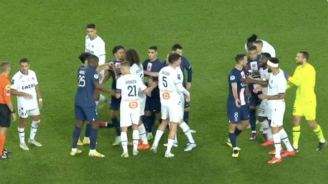 Perkelahian antarpemain di laga PSG vs Marseille. 