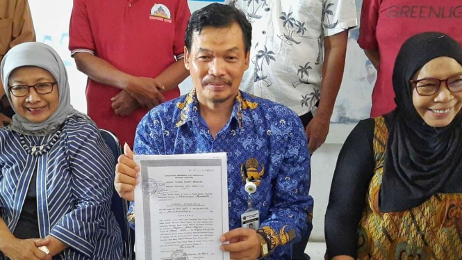 Sejumlah orang yang dahulu merupakan teman sekolah Presiden Joko Widodo (Jokowi) saat SMA menggelar konferensi pers di Solo, Jawa Tengah, Senin, 17 Oktober 2022, untuk mengklarifikasi atas tudingan bahwa ijazah sekolah Jokowi palsu.