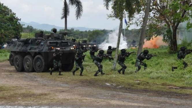 VIVA Militer: Aksi Prajurit TNI AD dalam latihan Pertempuran Kota Latma Indopura