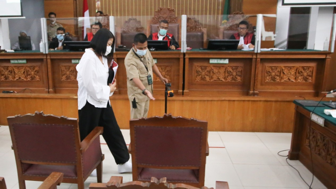 Putri Candrawathi jalani sidang perdana.