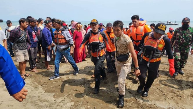 Tim SAR mengevakuasi korban kapal sopek yang terguling di Pantai Kandeman.