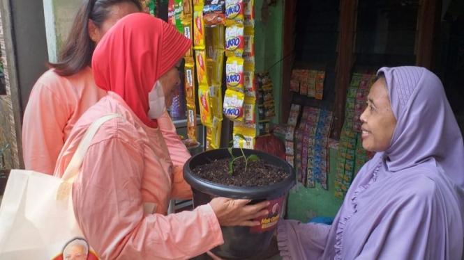 Relawan Ganjar bagikan bibit tanaman ke warga di Jakbar