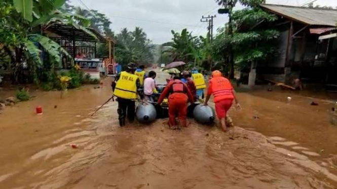 Banjir melanda sejumlah wilayah di Kabupaten Malang bagian selatan.
