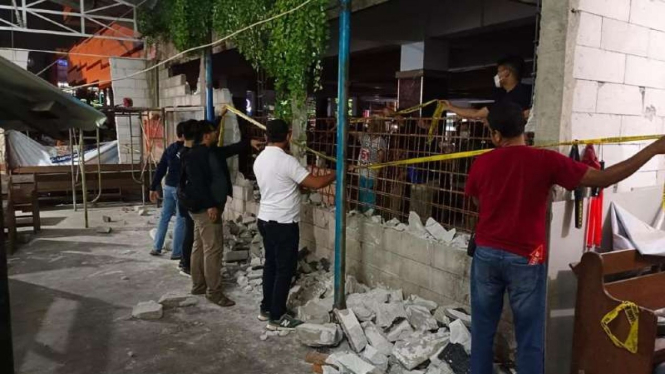 Tembok pembatas gereja HKBP Cibinong dirusak oleh 2 pemuda