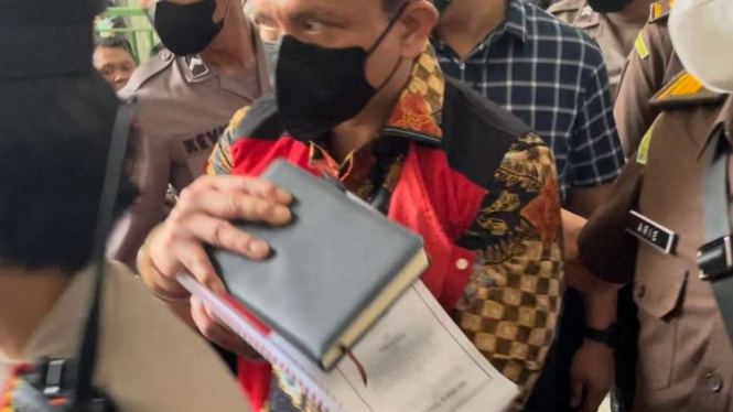 Mantan kepala Divisi Profesi dan Pengamanan Polri Ferdy Sambo terlihat membawa buku catatan berwarna hitam sesaat sebelum menjalani sidang perdana di Pengadilan Negeri Jakarta Selatan pada Senin, 17 Oktober 2022.