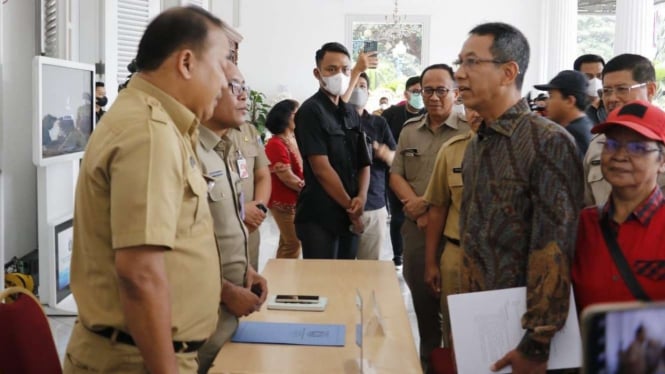 Pj Gubernur DKI Jakarta, Heru Budi Hartono di Meja Pengaduan di Balai Kota