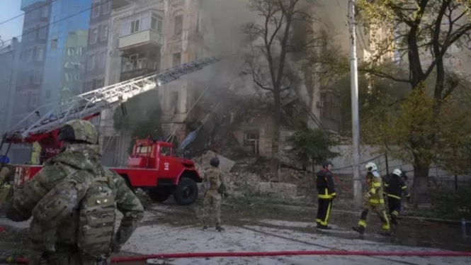 Gedung di Kiev terbakar setelah drone melancarkan tembakan di daerah itu.