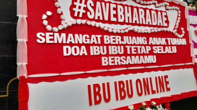 Karangan Bunga Dukungan untuk Bharada E Bertambah, Ada dari Ibu-ibu Online