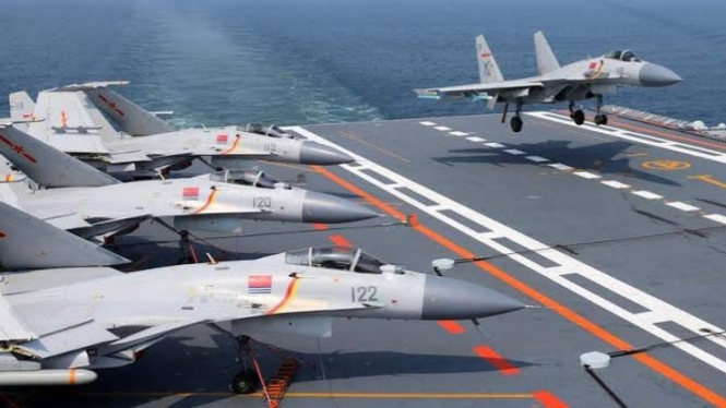 VIVA Militer: Jet tempur Shenyang J-15 militer China di kapal induk Liaoning