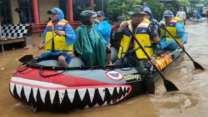 VIVA Militer: Prajurit TNI AL evakuasi korban banjir di Kabupaten Malang, Jatim