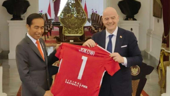 Presiden RI Joko Widodo (Jokowi) bertemu Presiden FIFA Gianni Infantino