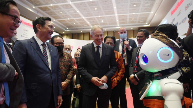 Mantan Perdana Menteri Inggris Tony Blair (tengah), Menteri Koordinator Bidang Kemaritiman dan Investasi Luhut Binsar Pandjaitan (kiri), dan 5G AI Robot Telkomsel (kanan).