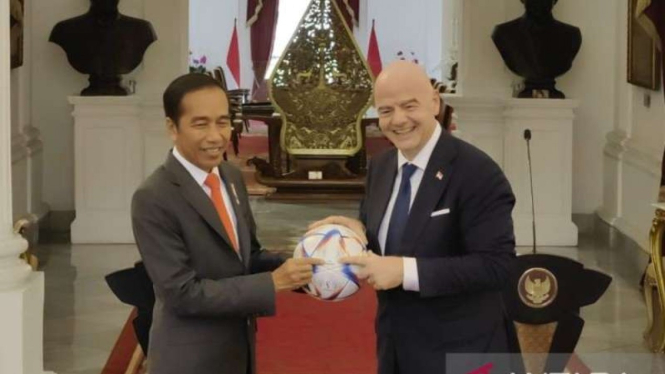 Presiden RI Joko Widodo (Jokowi) bertemu Presiden FIFA Gianni Infantino