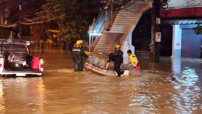 petugas menyelamatkan warga Phuket, Thailand yang terkena banjir