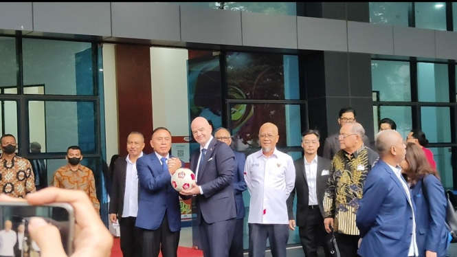 Presiden FIFA, Gianni Infantino dan Ketum PSSI Mochamad Iriawan 