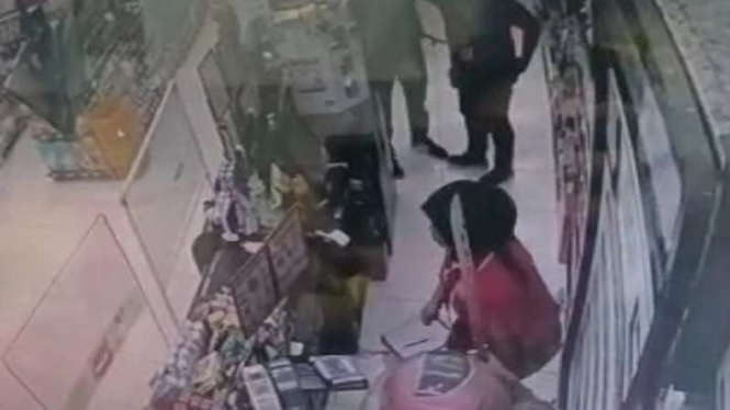 Gambar CCTV perampokan bersamurai di sebuah minimarket