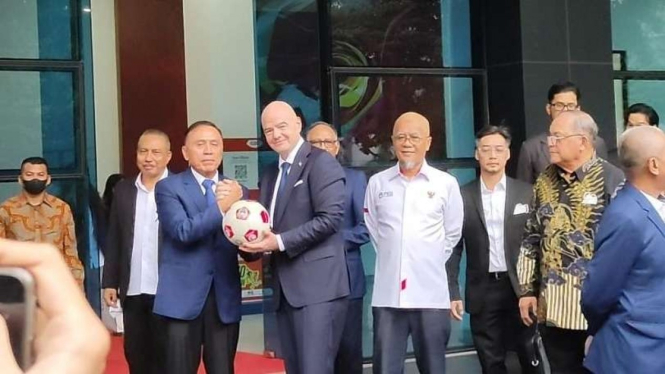 Presiden FIFA, Gianni Infantino mendapat bola dari Ketum PSSI