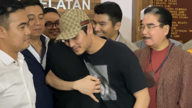 Lesti Kejora dan Rizky Billar berpelukan.