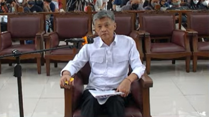 Mantan Karo Paminal Polri Brigjen Hendra Kurniawan menjalani sidang dakwaan