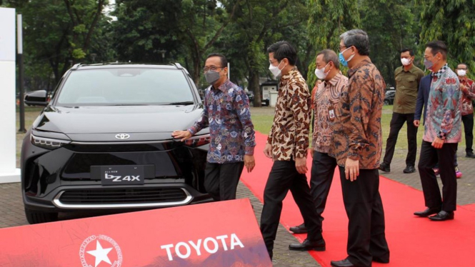 VIVA Otomotif: Penyerahan mobil listrik Toyota bZ4X ke Kemensetneg