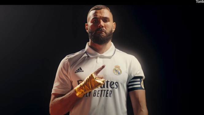 KArim Benzema Hand of Gold