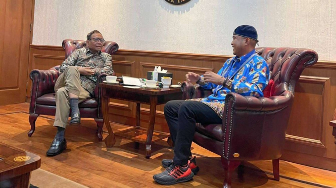 Menko Polhukam Mahfud MD dan Ketum GMKI Jefri Edi Irawan Gultom (kanan).