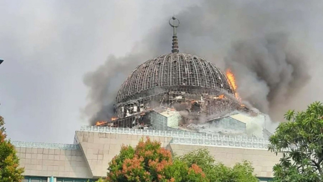 Kondisi luar kubah Masjid Jakarta Islamic Center yang terbakar 