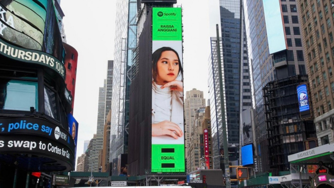 Wajah penyanyi Raissa Anggiani terpampang di Billboard Times Square New York