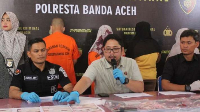 Kepala Satua Reserse Kriminal Polresta Banda Aceh Kompol Fadillah Aditya Pratama (tengah) memperlihatkan barang bukti dan tersangka praktik prostitusi "online" di Banda Aceh, Acceh, Rabu, 19 Oktober 2022.