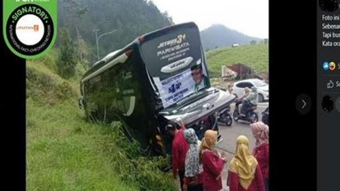 Sebuah foto yang diklaim bus relawan Anies Baswedan mengalami kecelakaan beredar di media sosial. Foto tersebut disebarkan salah satu akun Facebook pada 15 Oktober 2022.