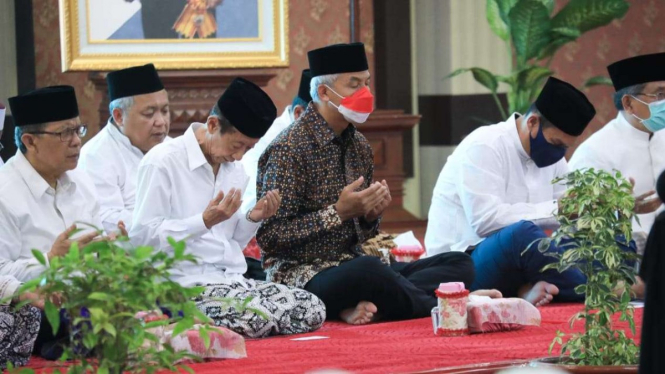 Gubernur Jawa Tengah Ganjar Pranowo menggelar istigasah dan doa bersama di Gedung Gradhika Bhakti Praja, Semarang, Kamis malam, 20 Oktober 2022.